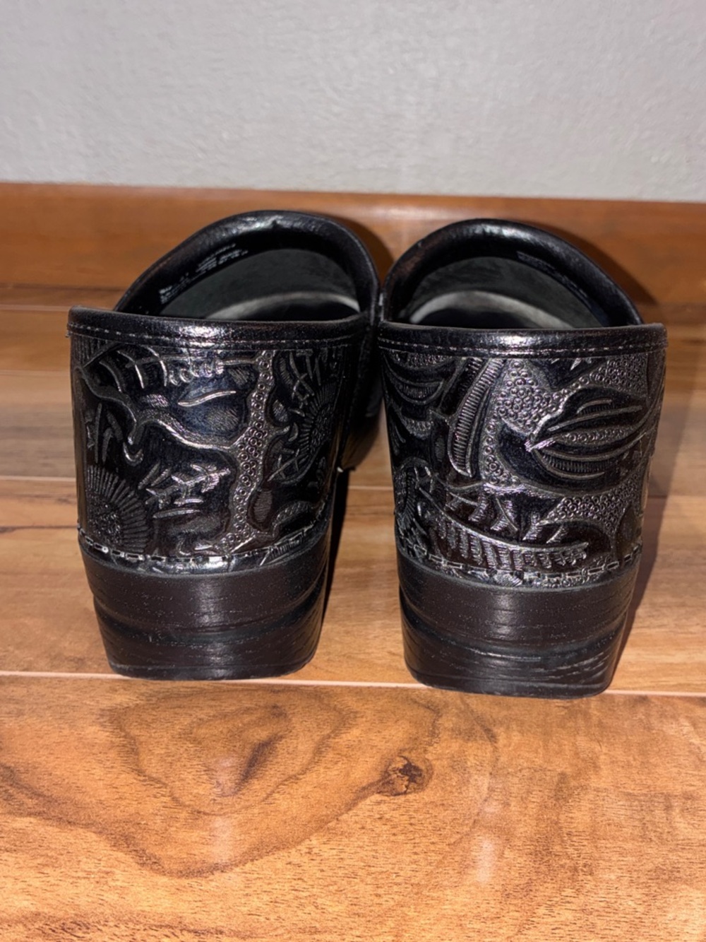 Dansko Professional Black Leather Tooled Clogs - size 41 (US 10.5/11) - Picture 5 of 10